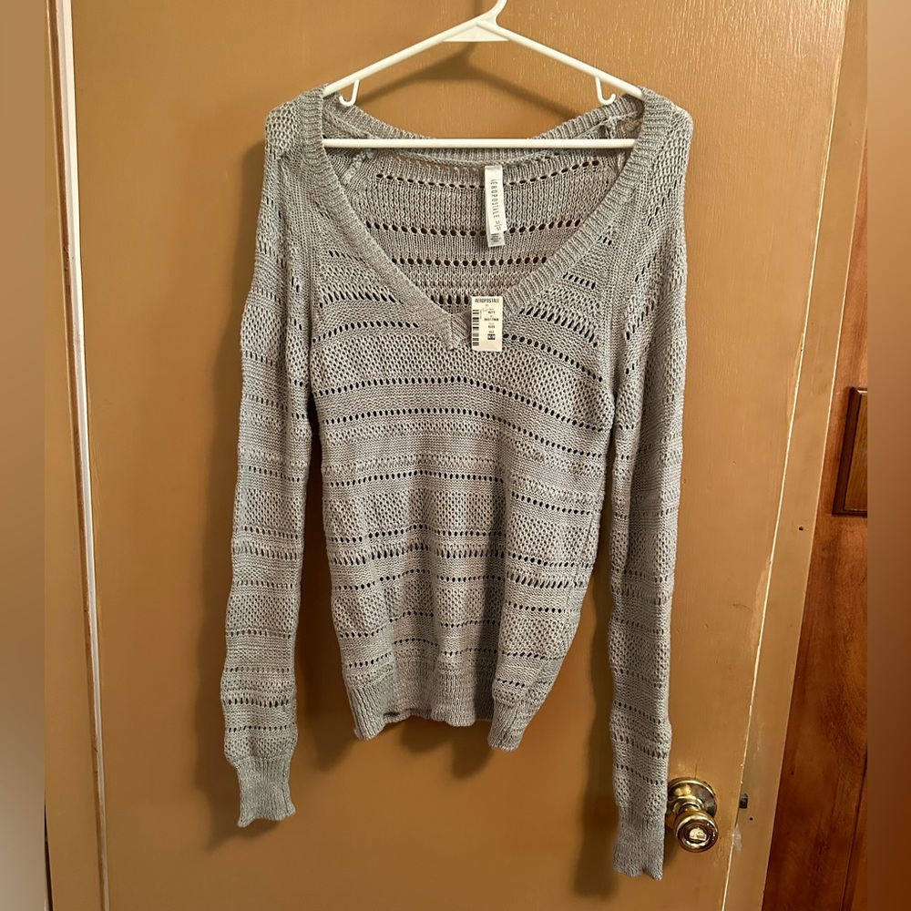 Aeropostale sweater size M in gray